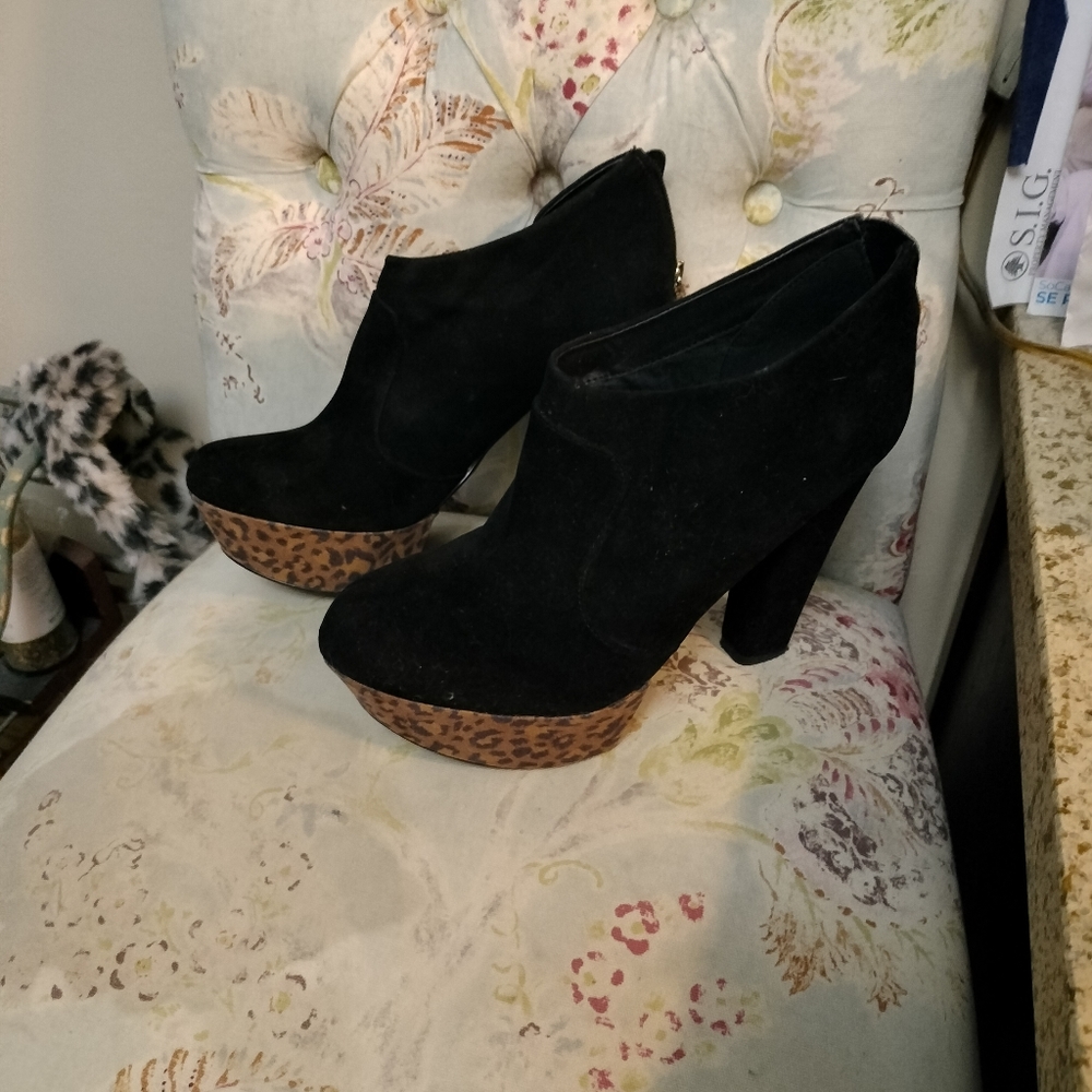 Guess Authentic leopard platform booties